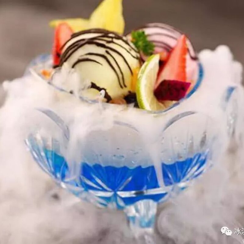 大叔在街边卖“冒烟”冰淇淋，看起来很梦幻，吸引美女们围观拍照(4)