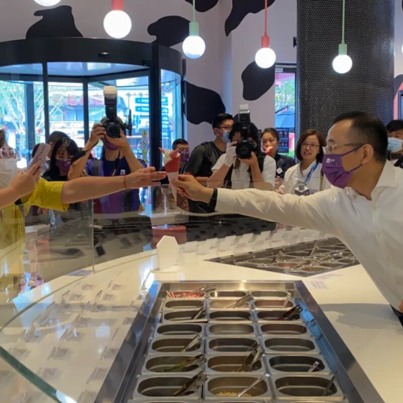 今天，蒙牛CEO亲身站台环球度假区冰淇淋店(2)