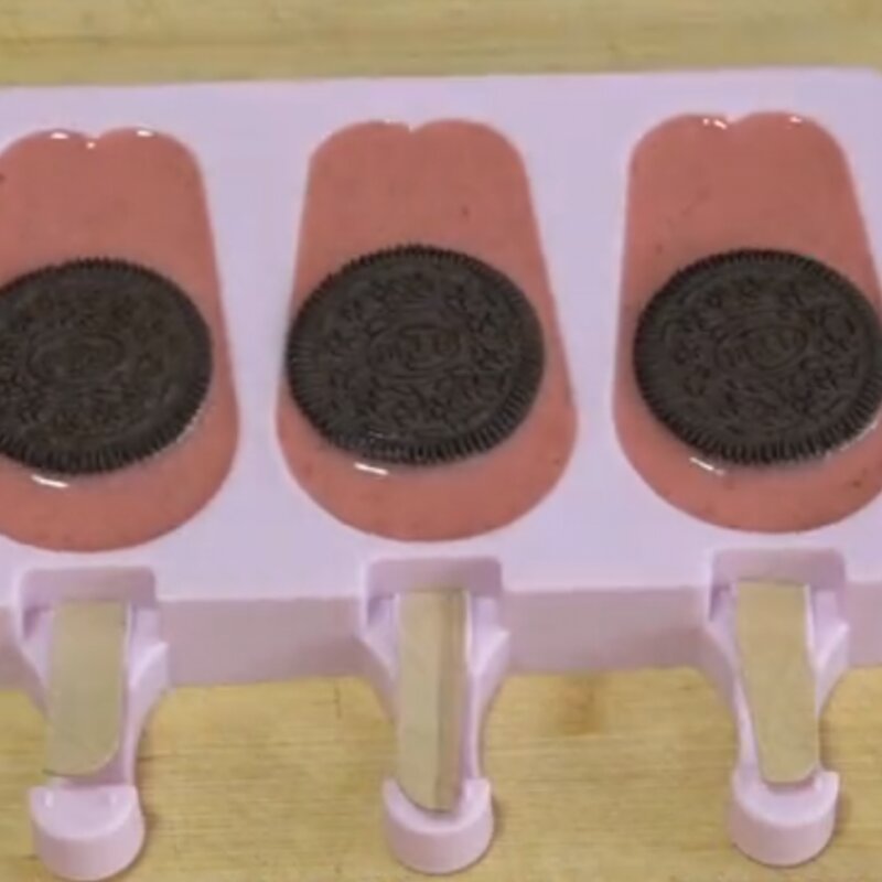 草莓雪糕怎么做又简单（草莓雪糕做法和配方都告诉你）(7)