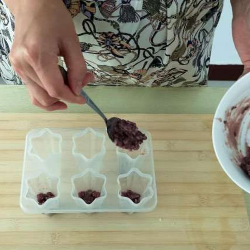 红豆牛奶雪糕制作方法（教你一碗红豆一袋牛奶家自制雪糕）(8)