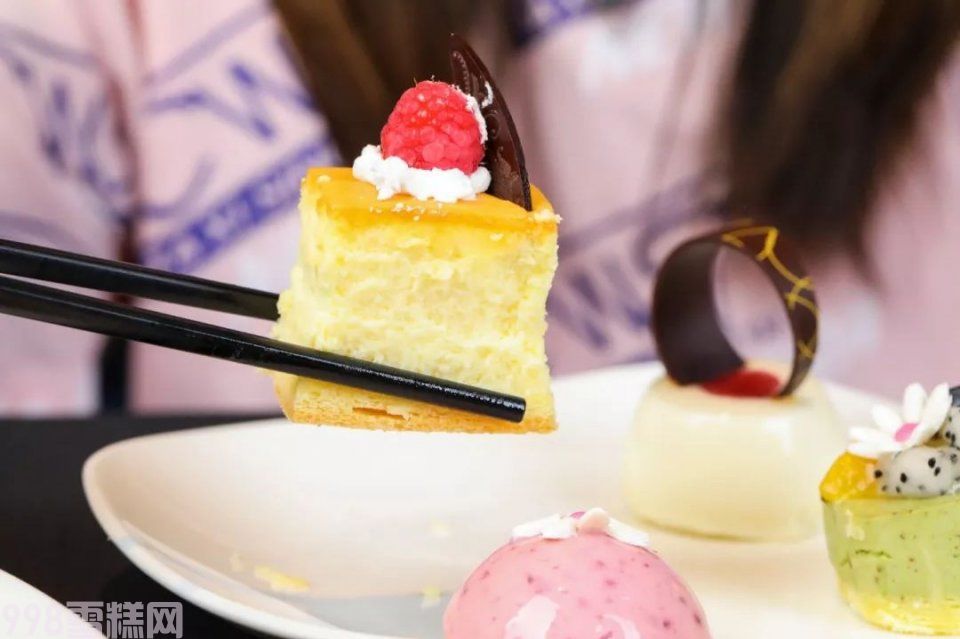 自助餐慕斯蛋糕怎么吃才好?这些做法你都知道吗?(图1) 自助餐慕斯蛋糕怎么吃才好?这些做法你都知道吗?(1)